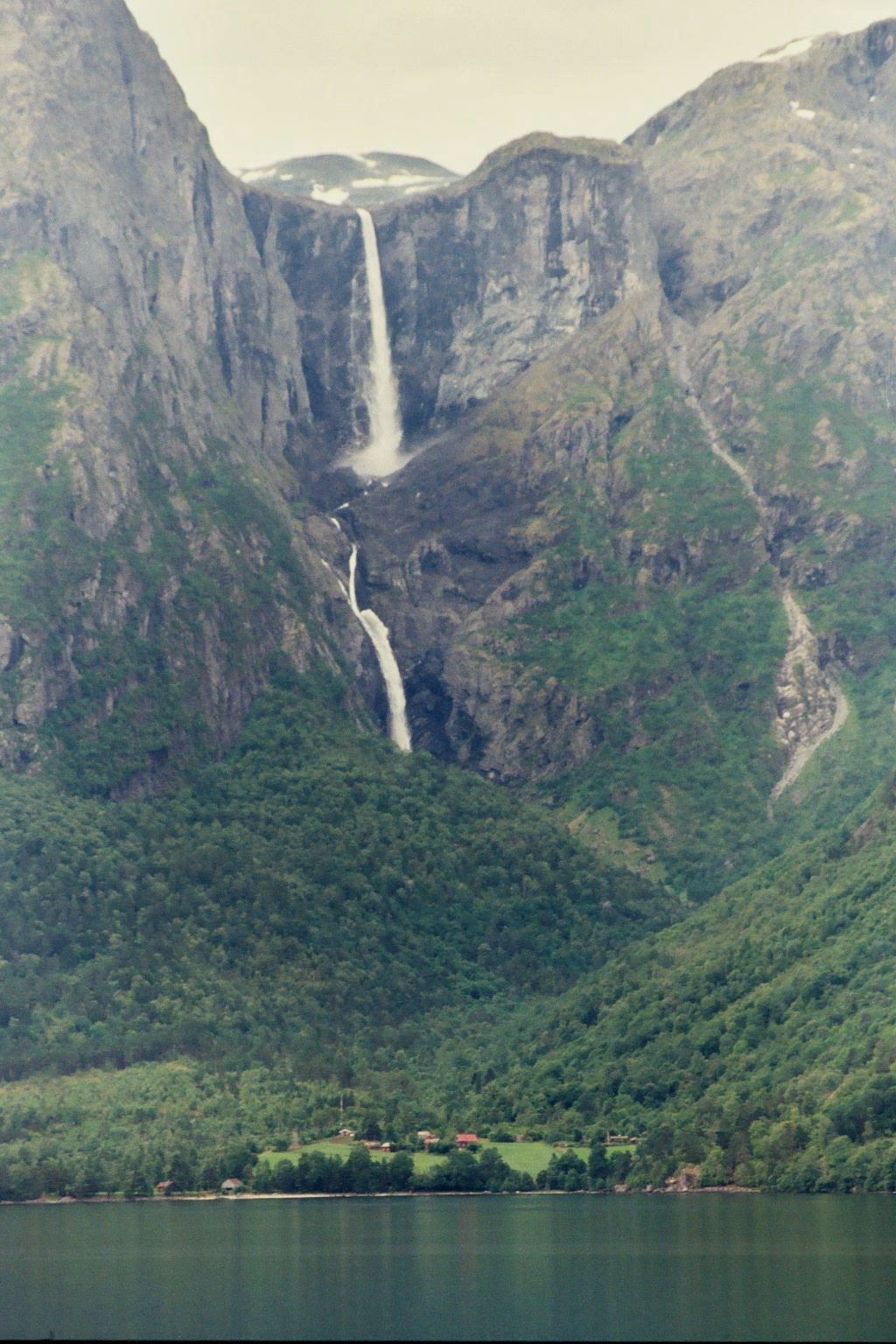 Mardalsfossen - Una delle cascate più alte della Norvegia - 6472 Eikesdal | Secret World Trip Planner