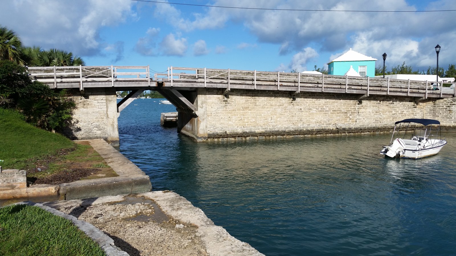 Somerset Bridge: world’s smallest working drawbridge - Sandys | Secret World Trip Planner