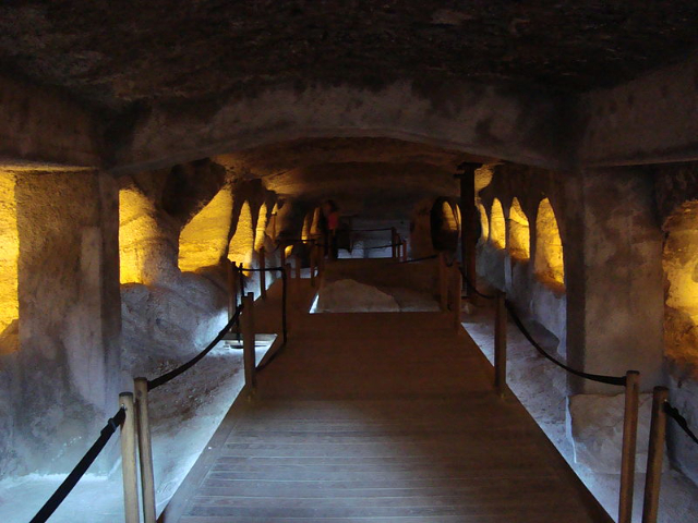Catacombe di Milos Un'intricata rete di tombe sotterranee scavate - Milos 848 00 | Secret World Trip Planner