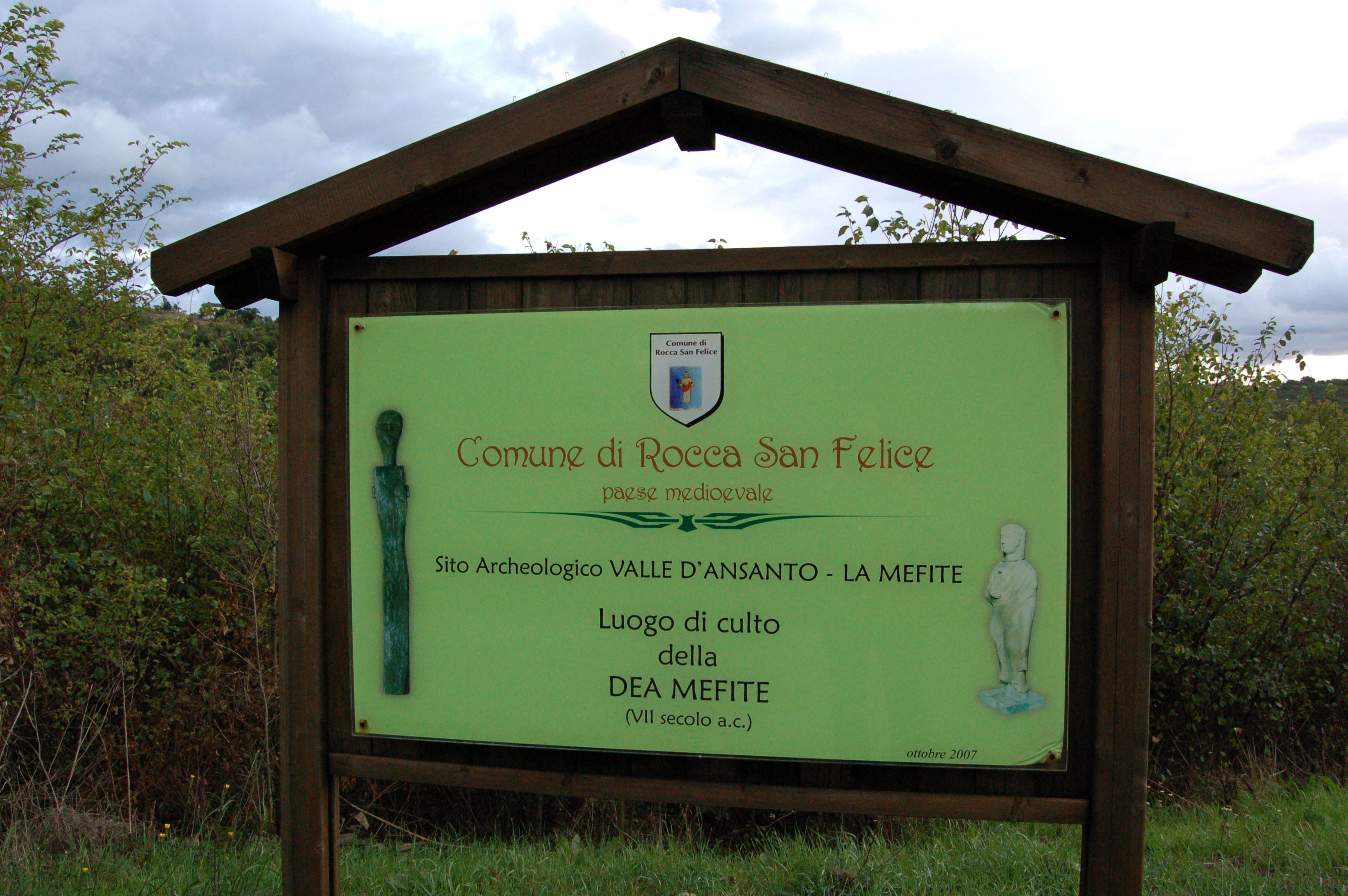 メフィテ地獄の門。... - Rocca San Felice | Secret World Trip Planner