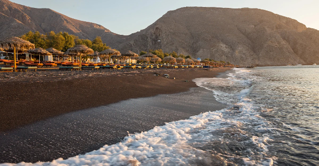 Paralia Perissa: вулканичен шедьовър в черния пясък на Санторини - Paralia Perissa | Secret World Trip Planner