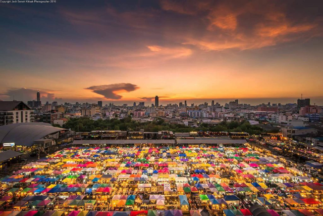 ટ્રેન નાઇટ માર્કેટ રાતચડા - Khet Prawet | Secret World Trip Planner