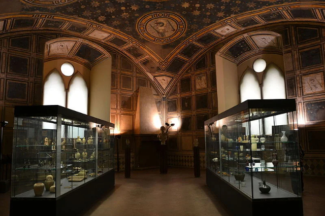 Pandolfo Malatesta द्वारा फूलदान - Pavia | Secret World Trip Planner