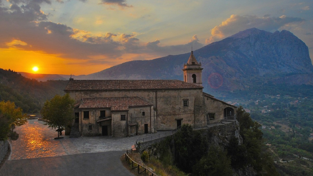 Святиня Матері Божої П'єтрасантської - San Giovanni A Piro | Secret World Trip Planner