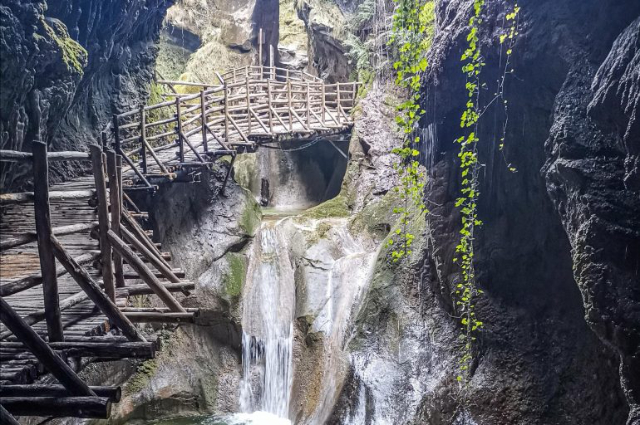 Caglieron ગુફાઓ - Via Grotte del Caglieron | Secret World Trip Planner