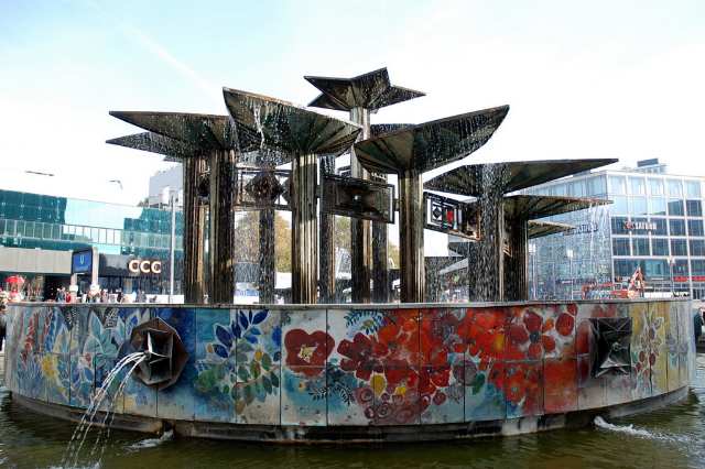લોકોની મિત્રતાનો ફુવારો - Berlino | Secret World Trip Planner