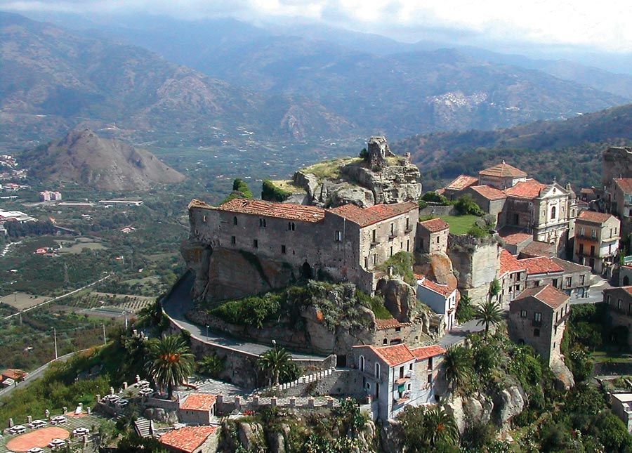 सासरच्या मंडळींना  - Castiglione di Sicilia | Secret World Trip Planner