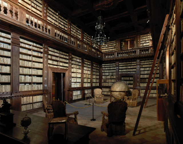 குளோப் அறை - Fermo | Secret World Trip Planner