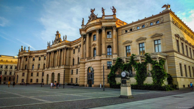 Bebelplatz và Đài tưởng niệm đốt sách - Berlin | Secret World Trip Planner