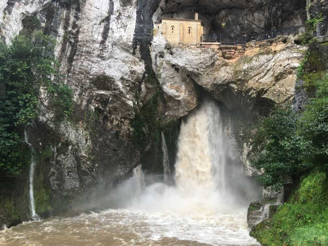 ਕੋਵਡੋਂਗਾ ਦੀ ਸੈੰਕਚੂਰੀ - Covadonga | Secret World Trip Planner