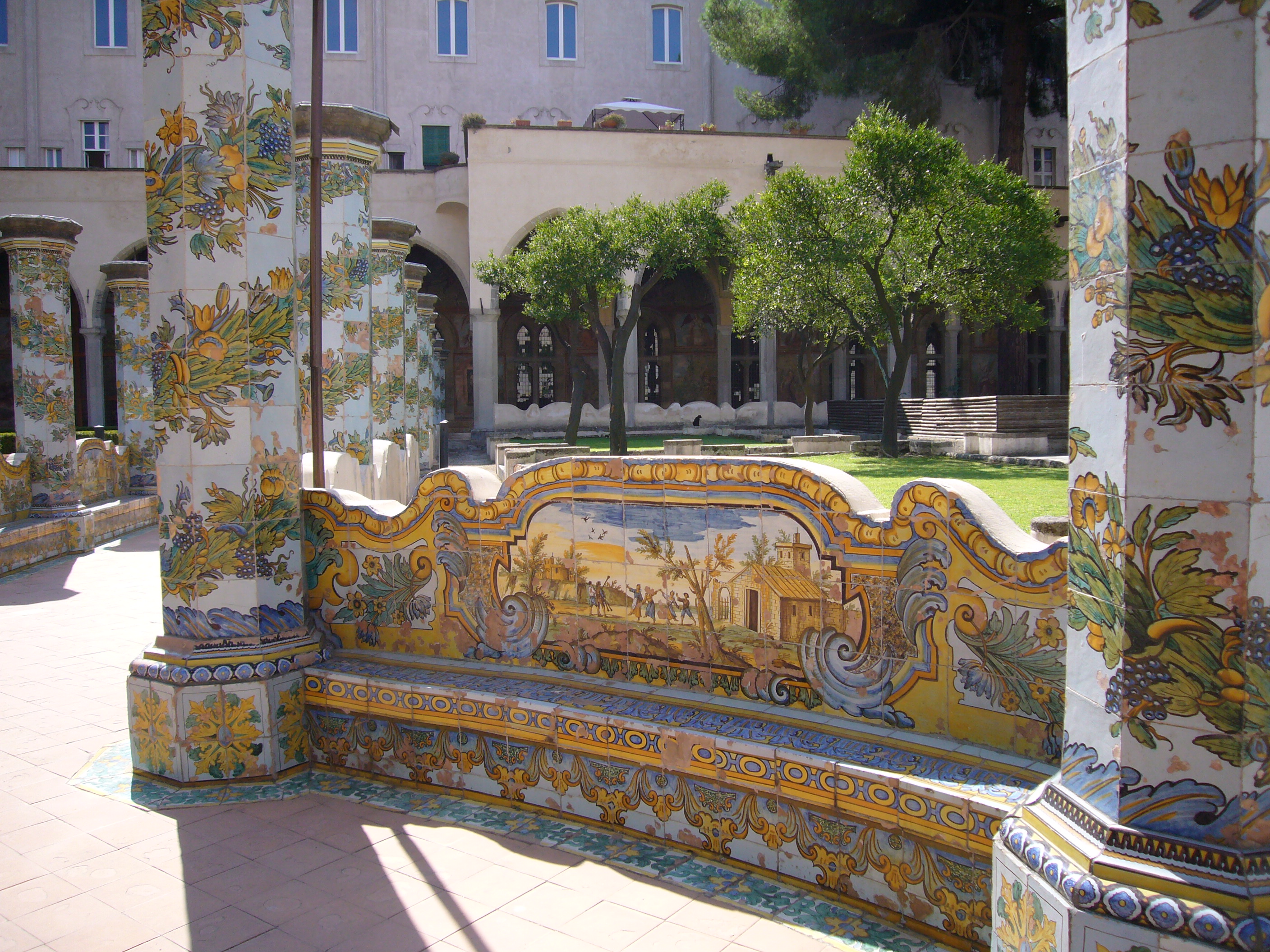 Claustro de mayólica de Santa Chiara - Napoli | Secret World Trip Planner