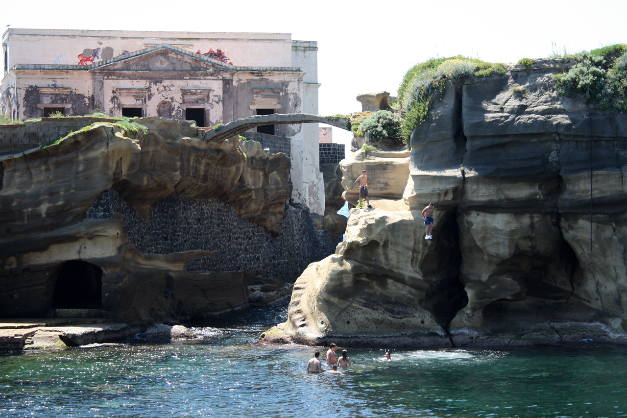 Nenavadna zgodba o prekletem otoku Gaiola - Napoli | Secret World Trip Planner