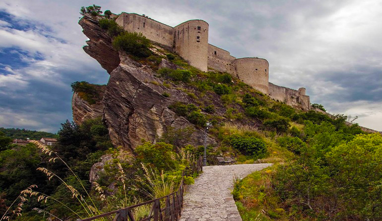 Abruzzo: Castelul din Roccascalegna - Roccascalegna | Secret World Trip Planner