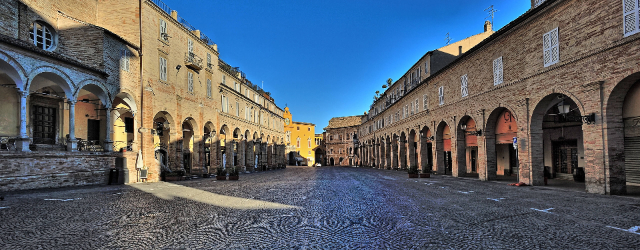 เปียซซา เดล โปโปโล - Fermo | Secret World Trip Planner