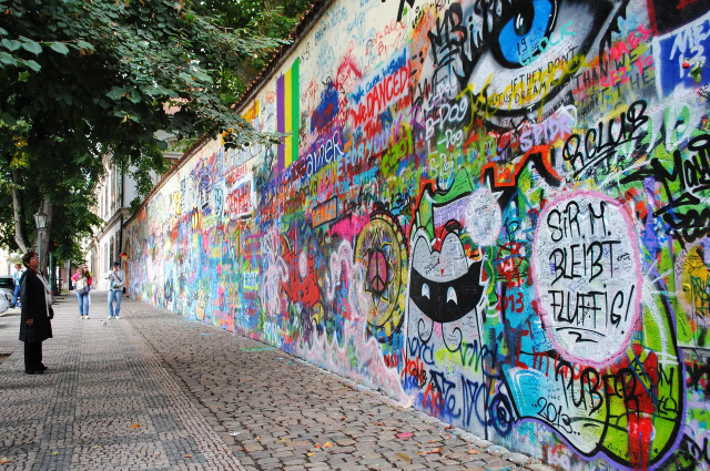 Ο τοίχος του John Lennon - Malá Strana | Secret World Trip Planner