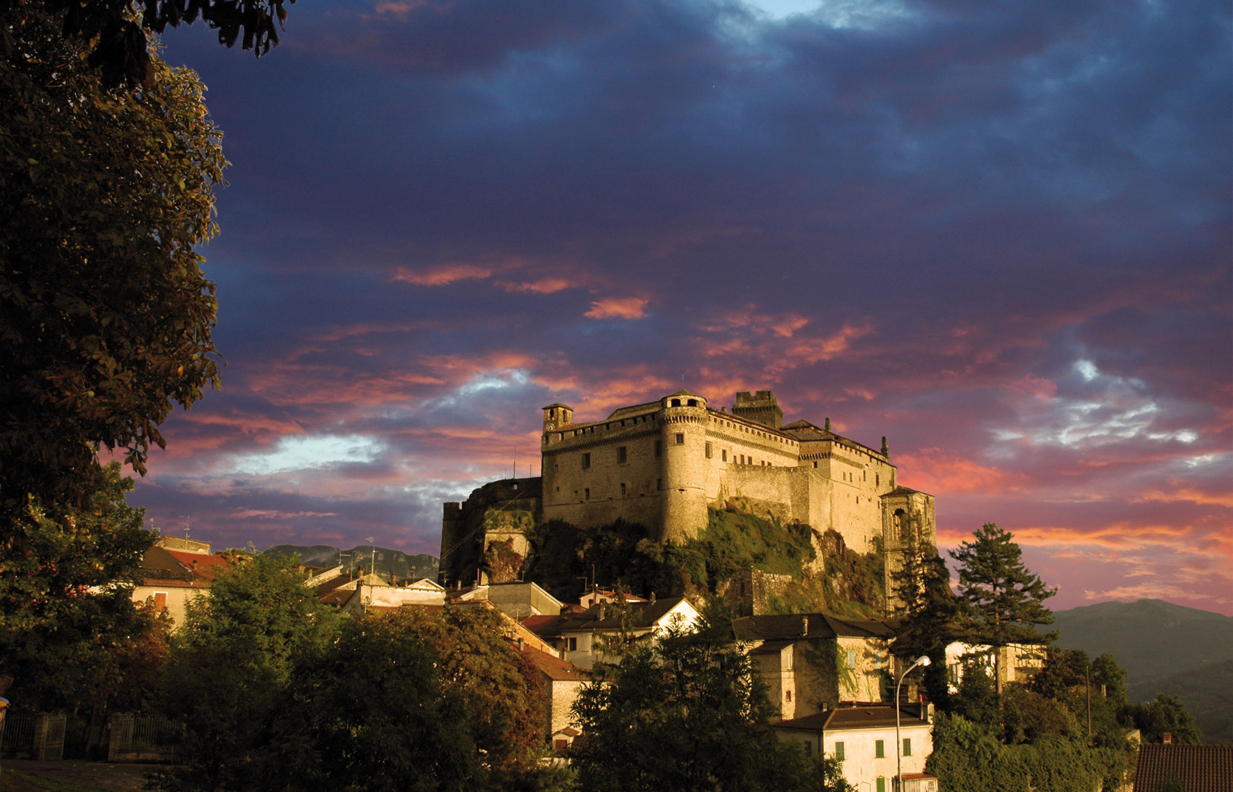 Castello di Bardi - موج سنو - Bardi | Secret World Trip Planner