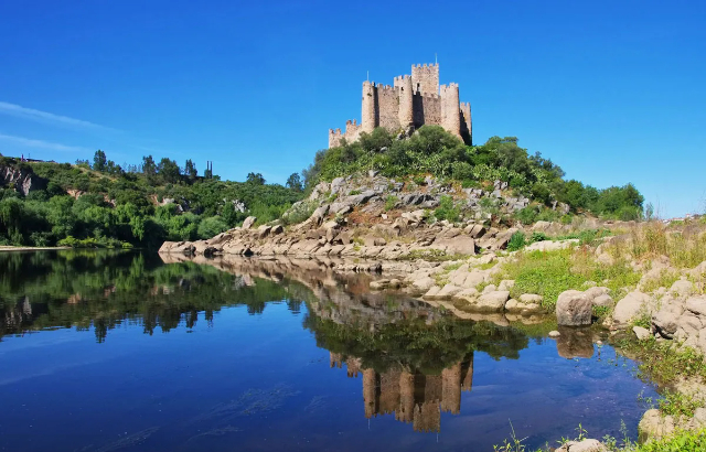 Schloss von Almourol - Praia do Ribatejo | Secret World Trip Planner