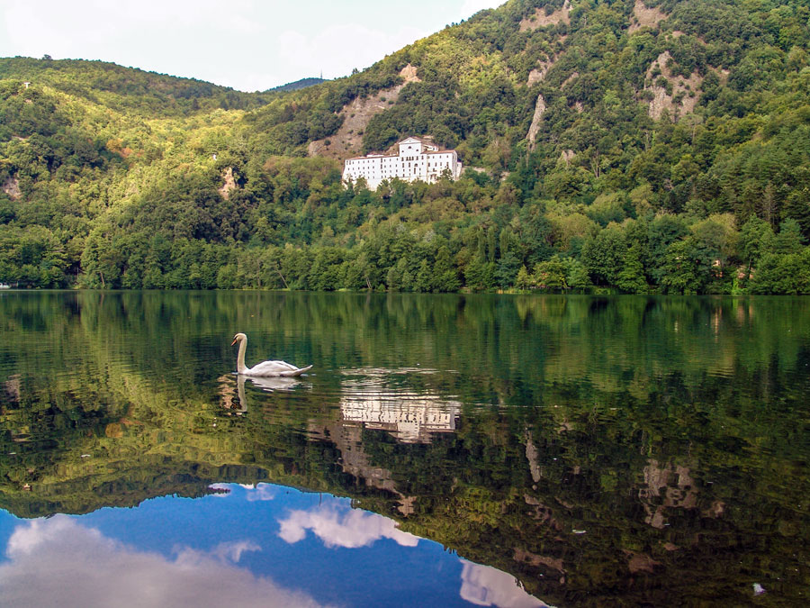 मोंटिचियो की झीलें - Laghi di Monticchio | Secret World Trip Planner