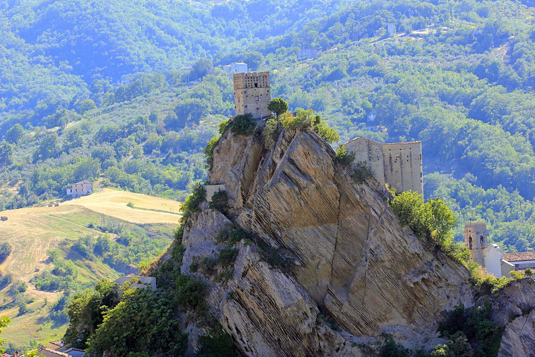 Абруцо: Замъкът на Рокаскаленя - Roccascalegna | Secret World Trip Planner