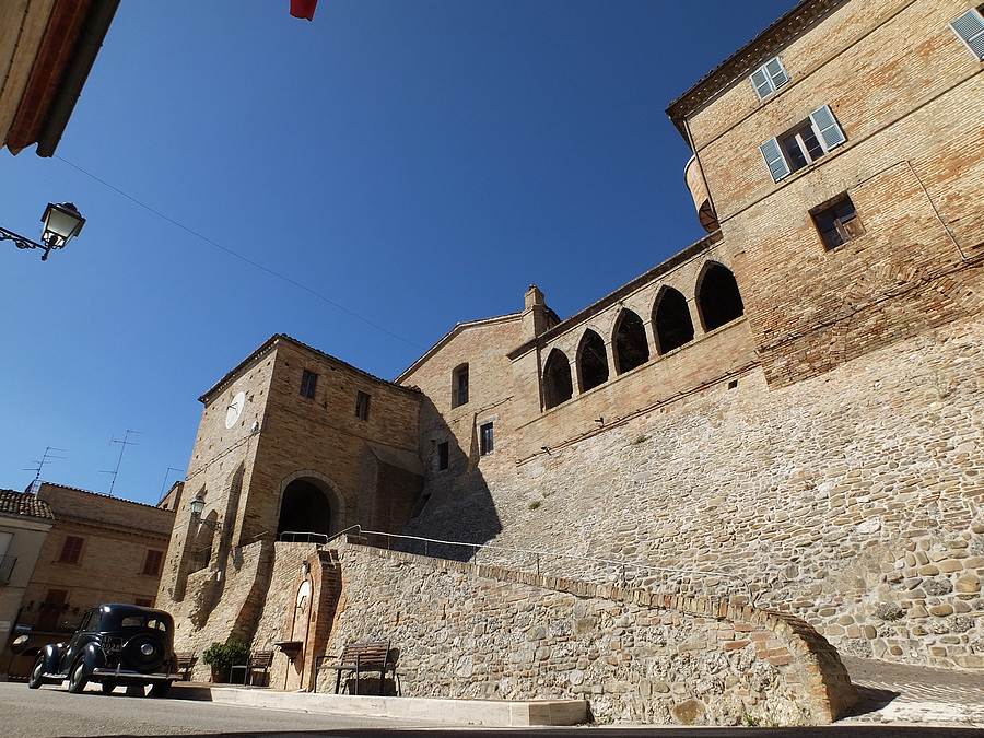Hrad Pelagallo a Monte Vidon Combatte - Monte Vidon Combatte | Secret World Trip Planner
