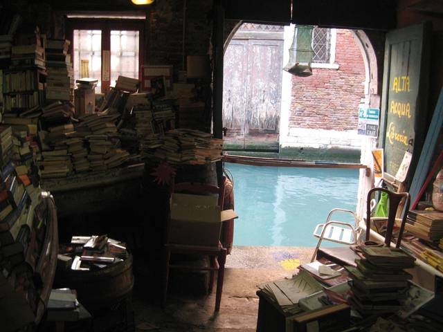 Acqua Alta Könyvtár - Venezia | Secret World Trip Planner