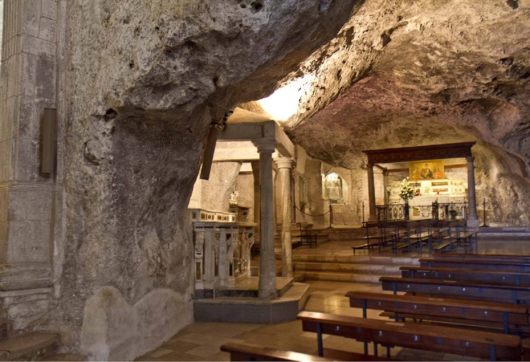 Thánh đường San Michele Arcangelo - Monte Sant'Angelo | Secret World Trip Planner