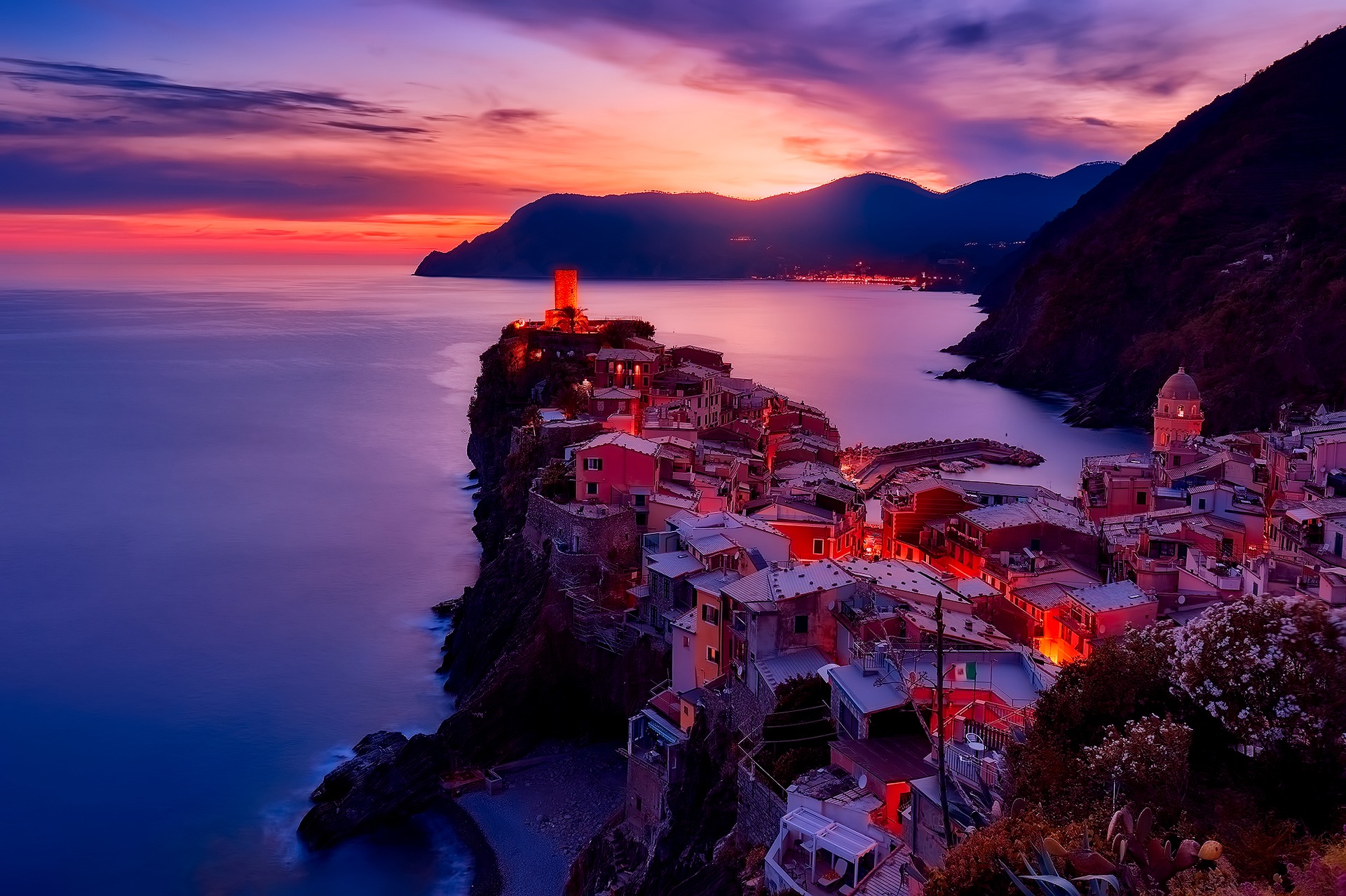 Cinque Terre, tarp dangaus ir žemės - Vernazza | Secret World Trip Planner