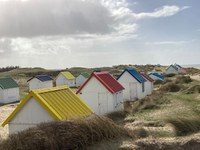 Gouville-sur-Mer et ses charmantes cabines de plage - Gouville-sur-Mer | Secret World Trip Planner