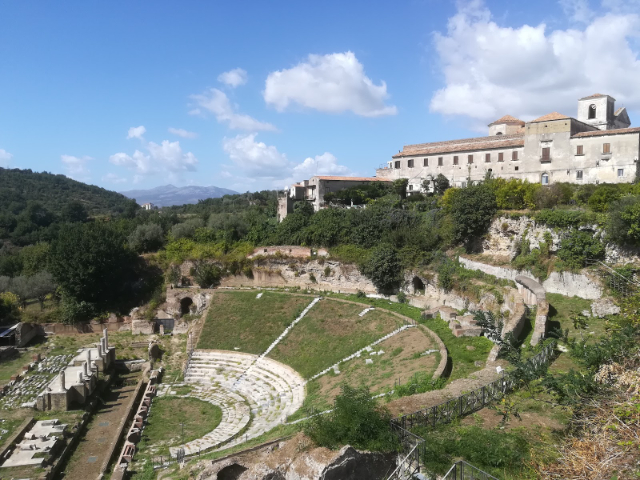 El Teatro Romano de Sessa Aurunca: Una joya arqueológica de Campania - Sessa Aurunca | Secret World Trip Planner