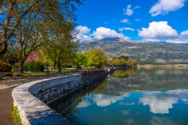 Lago Pamvotida: las encantadoras aguas de Ioánnina - Lake Pamvotida | Secret World Trip Planner