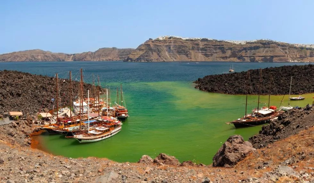 Gita in barca sul vulcano Santorini: Un viaggio attraverso il cuore della Caldera — Santorini