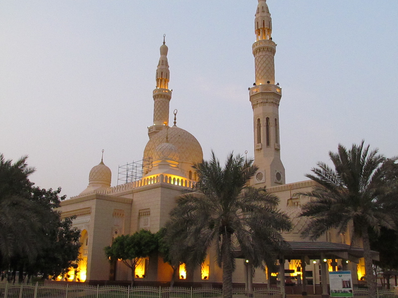 Die Jumeirah-Moschee ist eine grandiose Moschee in Dubai - Dubai | Secret World Trip Planner