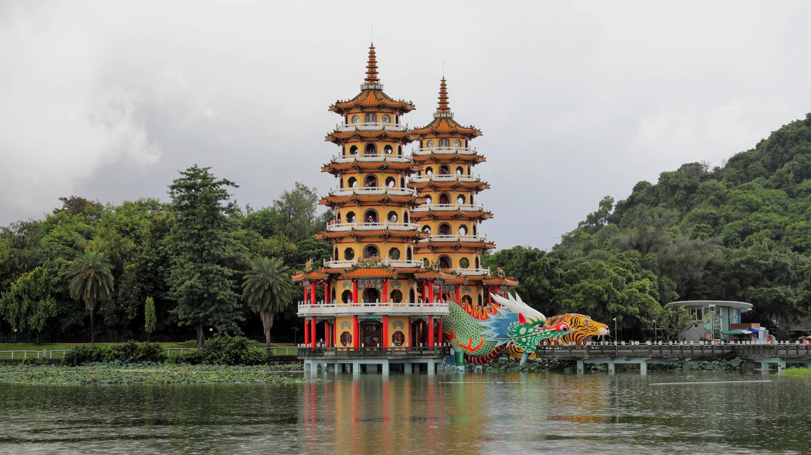 Taiwan: Le Pagode del Drago e della Tigre - Zuoying District | Secret World Trip Planner