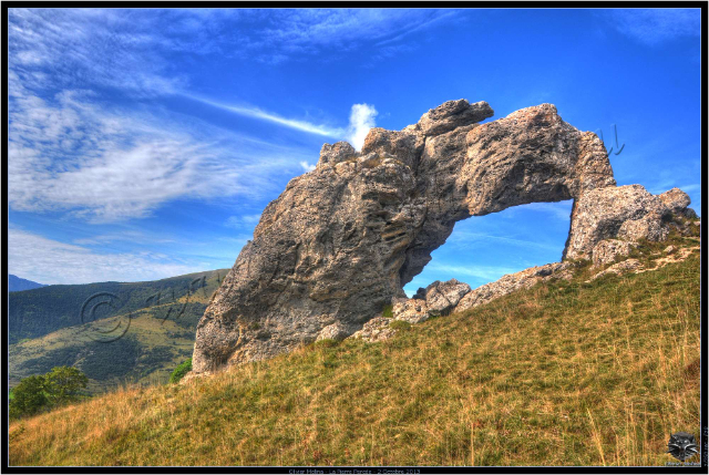 Den gennemborede sten - Pierre-Châtel | Secret World Trip Planner