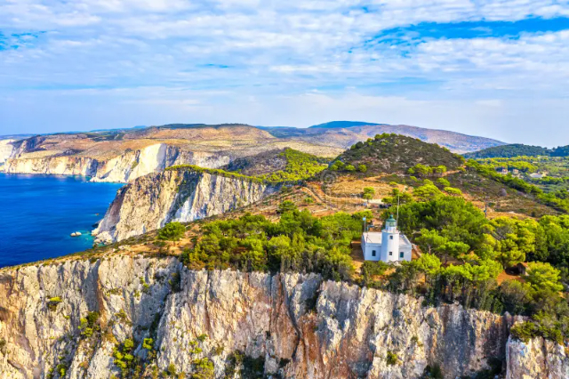 Vodilna luč na pečinah: Svetilnik Keri na otoku Zákynthosu. - Κέρι | Secret World Trip Planner