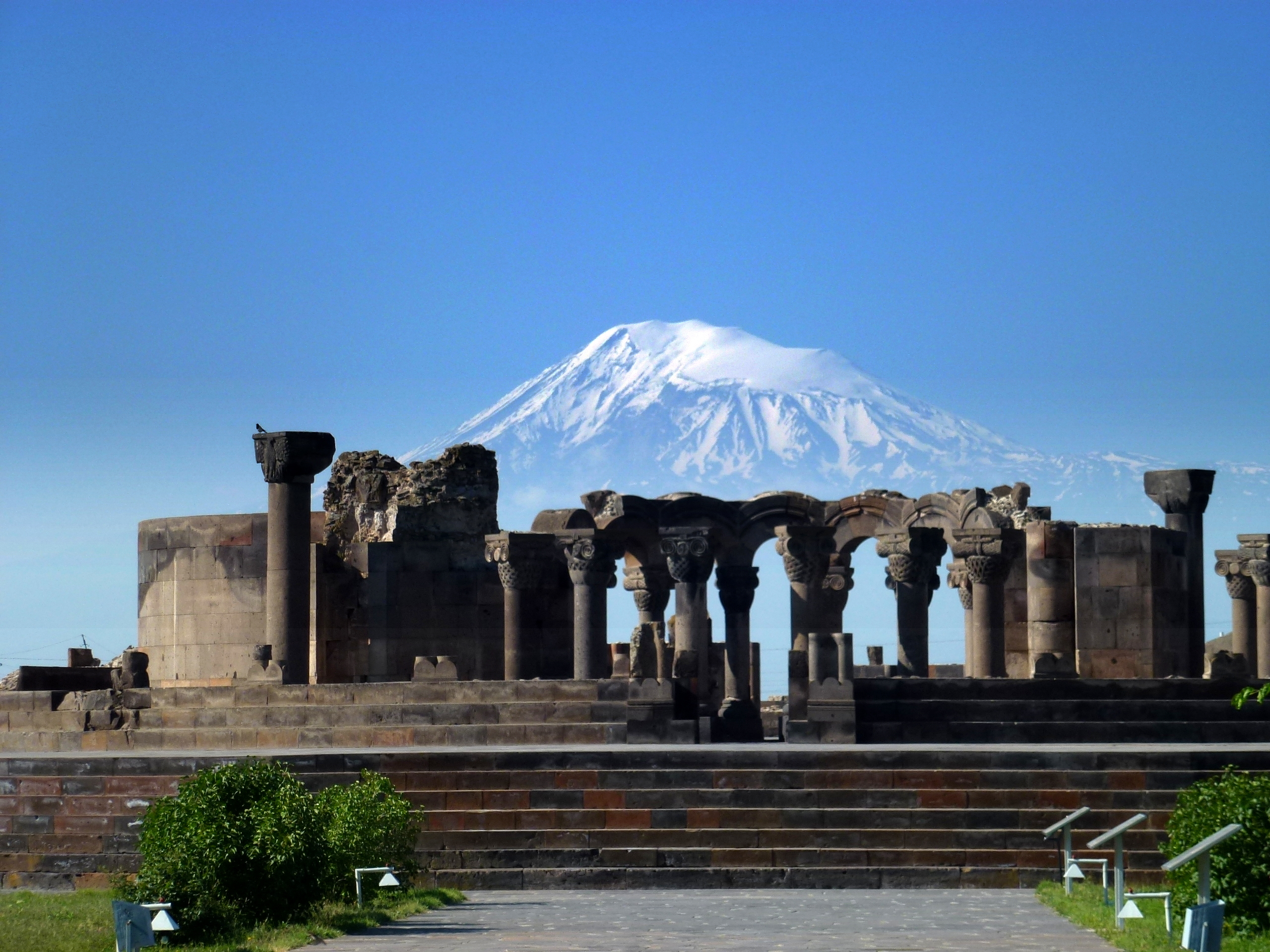 Katedral Zvartnots - Echmiadzin | Secret World Trip Planner