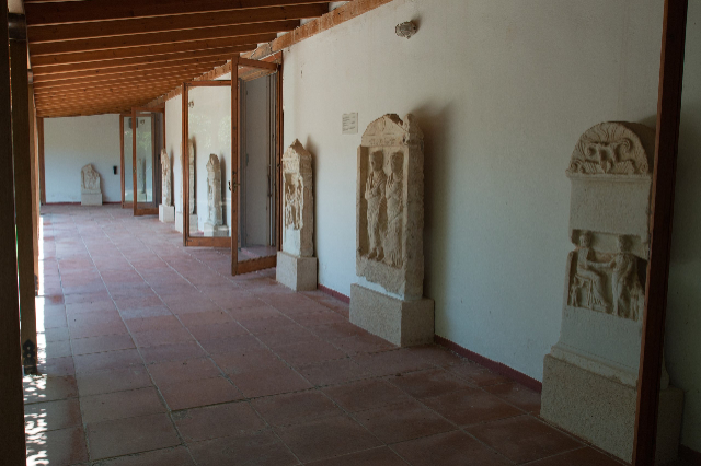 Eine Reise in die Vergangenheit im Archäologischen Museum von Aegina - Egina | Secret World Trip Planner