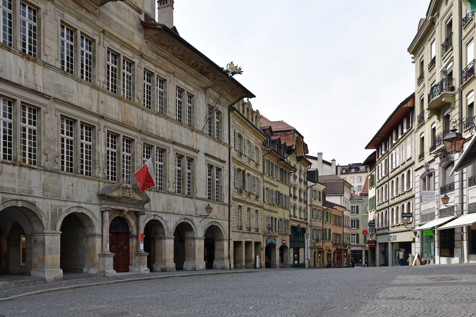 Vendos de laud dhe qendrën historike Të Lozanës. - Lausanne | Secret World Trip Planner