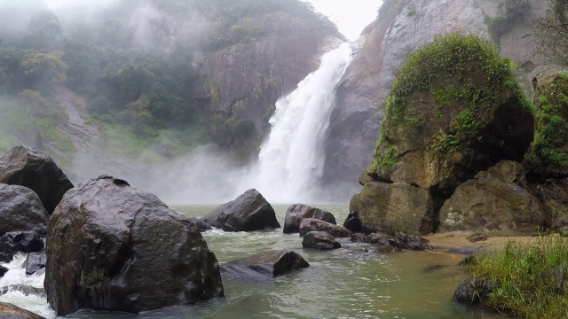 Chutes de Dunhinda - Dunhida Water Falls Access Road | Secret World Trip Planner