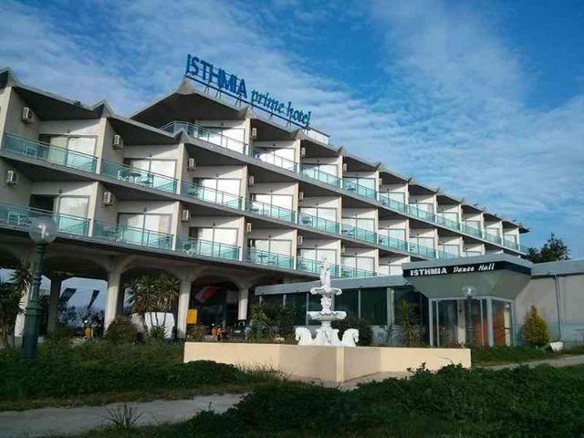 Hotel Isthmia Prime: Een verbleekte juweel met architecturale glans - Isthmia | Secret World Trip Planner