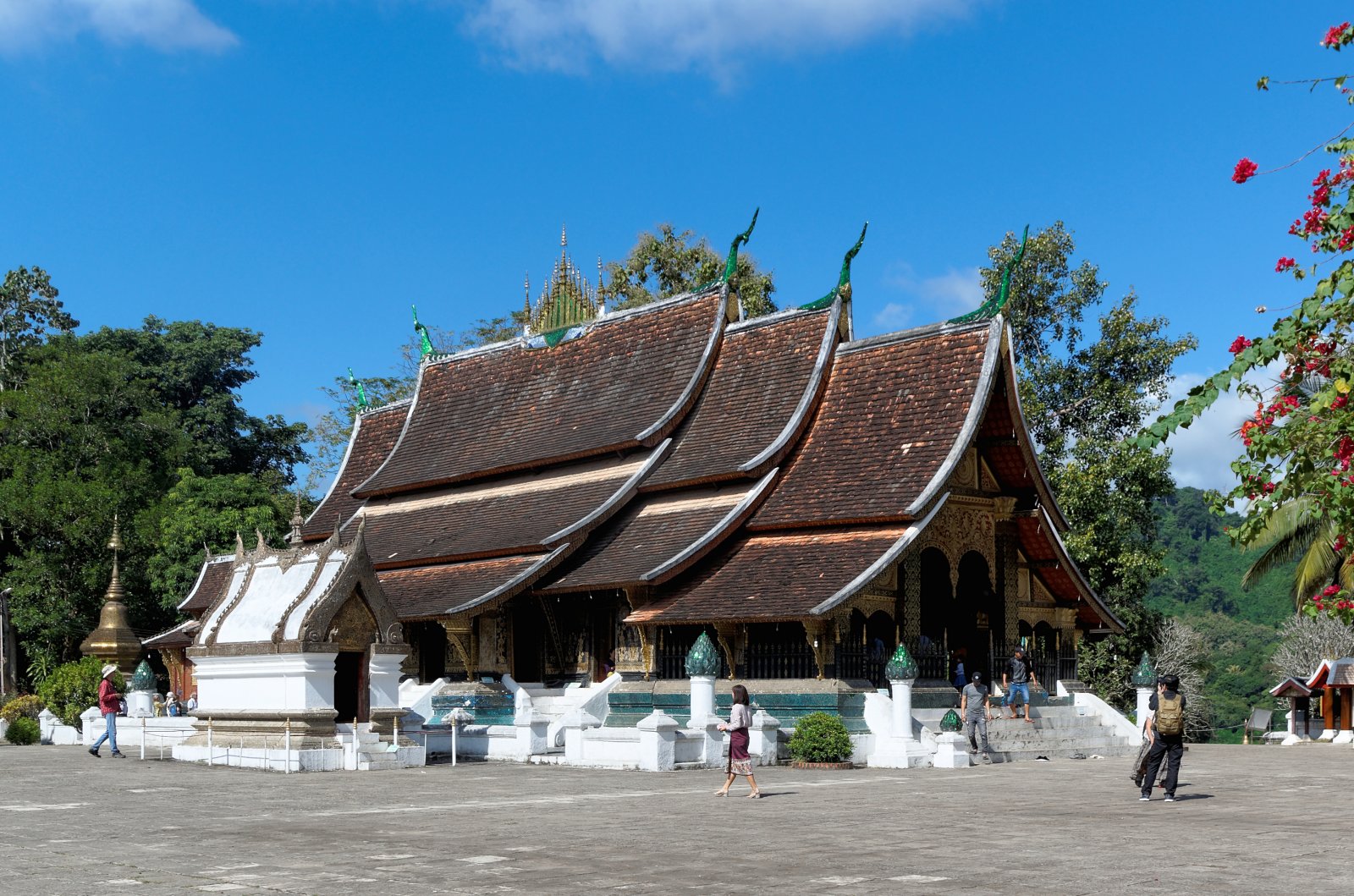 Laos: Wat Xieng Thong (Temple of the Golden City) - Luang Prabang | Secret World Trip Planner