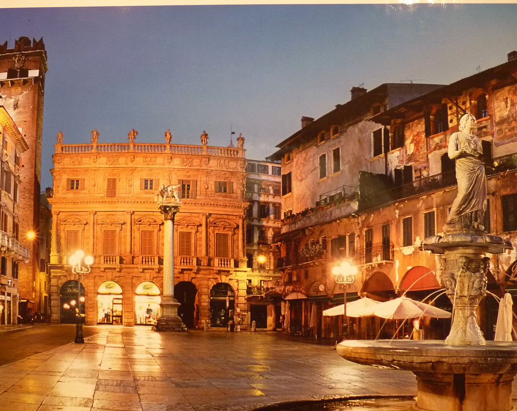 Werona i piękny Piazza Erbe - Verona | Secret World Trip Planner