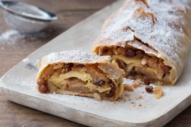 Strudel Táo (Apfelstrudel) - Trentino-Alto Adige | Secret World Trip Planner
