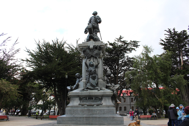 Monument to the navigator Ferdinand Magellan — Punta Arenas