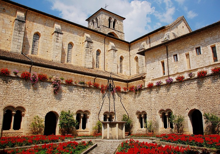 Abația cisterciană din Casamari - Castelmassimo | Secret World Trip Planner