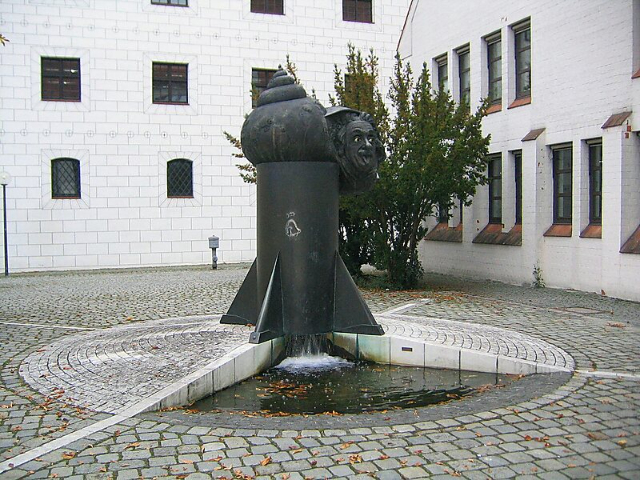 Fontana di Einstein - Ulm | Secret World Trip Planner