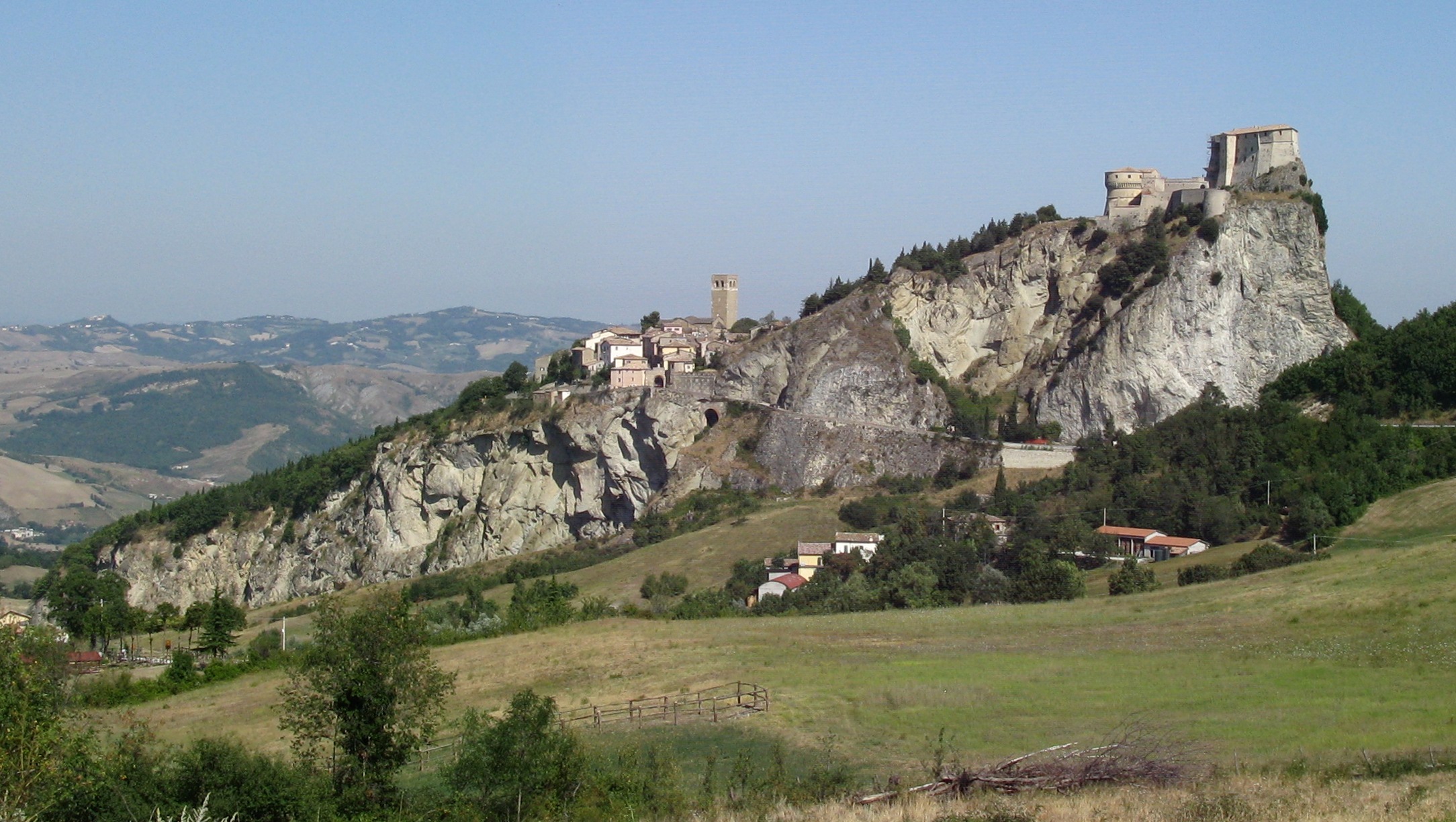 San Leo un poble encantat - San Leo | Secret World Trip Planner