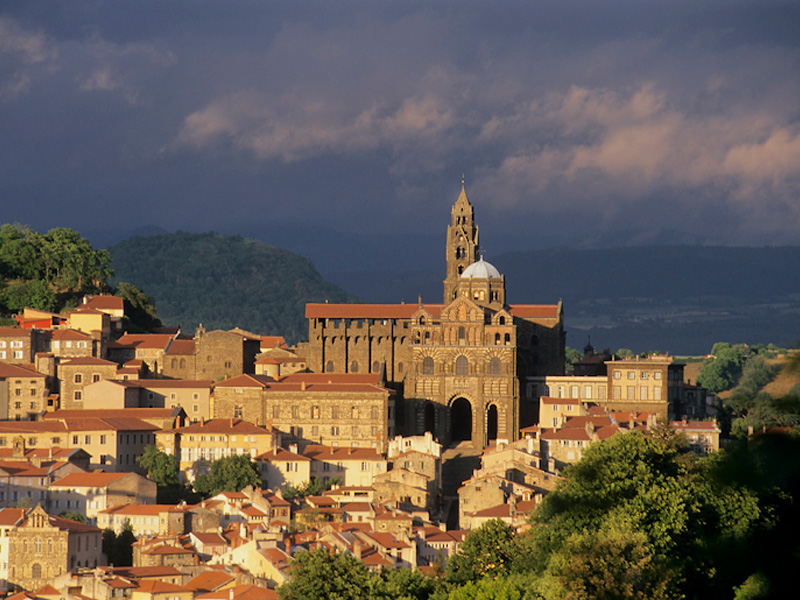 Notre Dame i Le Puy - Le Puy-en-Velay | Secret World Trip Planner