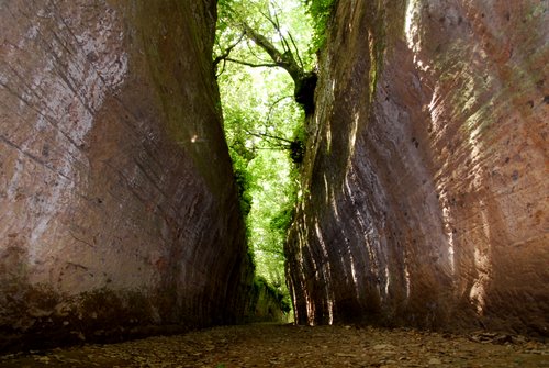 Necropolis ya Etruscan ya Sovana - Sovana | Secret World Trip Planner