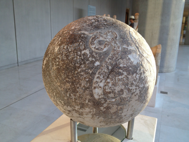 A misteriosa esfera de mármore do Teatro de Dionísio - Athina | Secret World Trip Planner